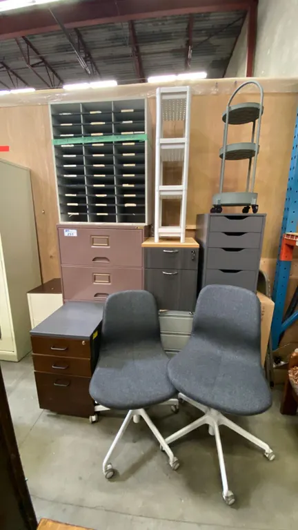 LARGE GROUP OF ASSORTED OFFICE FURNITURE ITEMS - CHAIRS, CABINETS SHELVES AND MORE