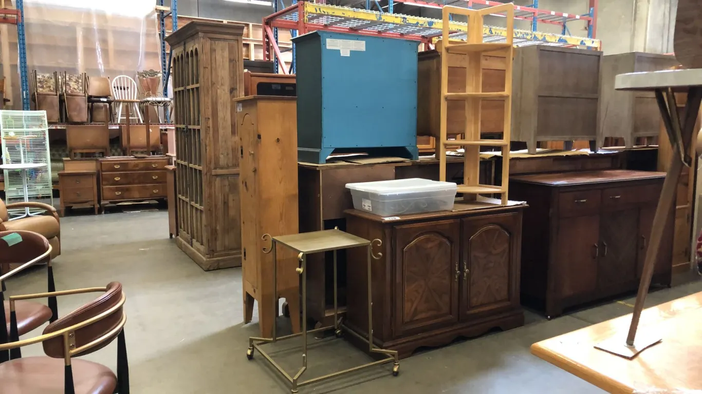2 DOOR WOODEN CABINET, CORNER SHELF AND PAINTED GOLD ROLLING STAND