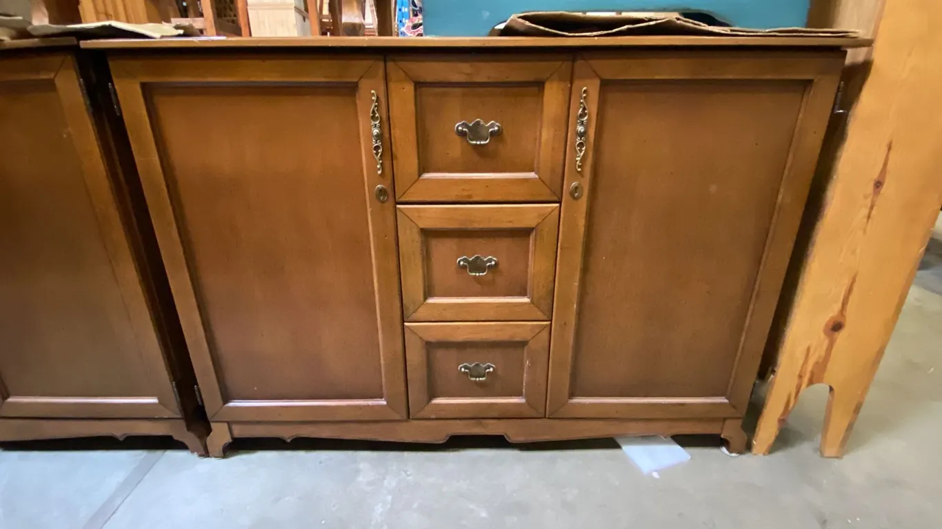 WOODEN 2 DOOR/3 DRAWER BUFFET CABINET