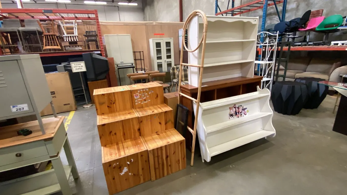 LARGE GROUP OF ASSORTED FURNITURE PIECES