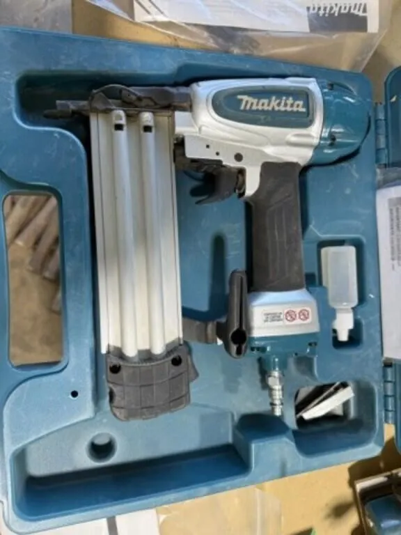 Makita Air Brad Nailer in Case & Box of Brad Nails