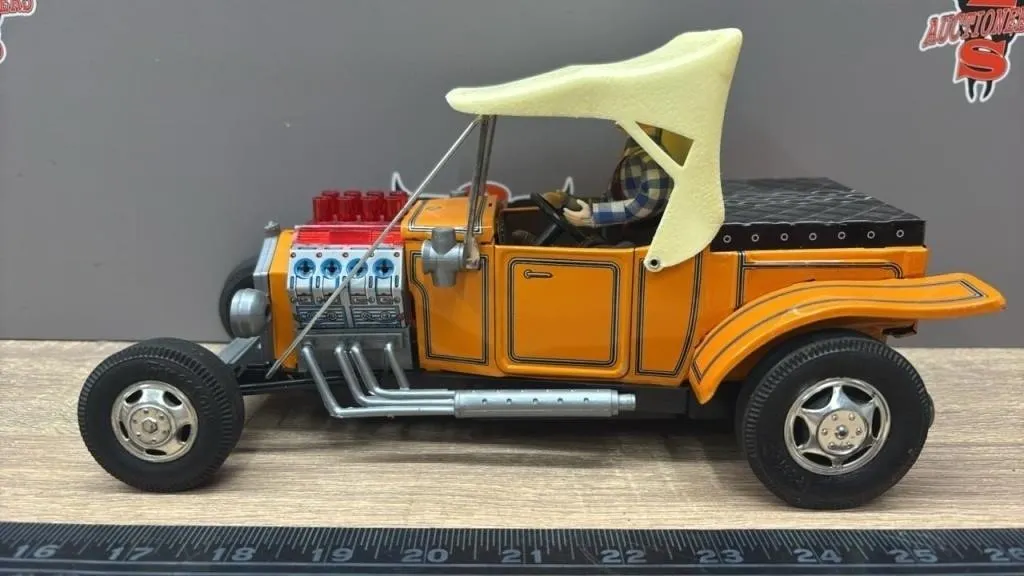 ALPS Battery Operated Tin/Plastic Car. Japan.