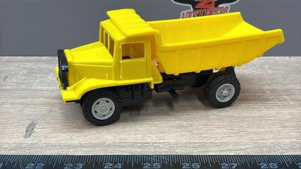 Plastic 7� Dump Truck w/Moving Dump Bucket. Hong