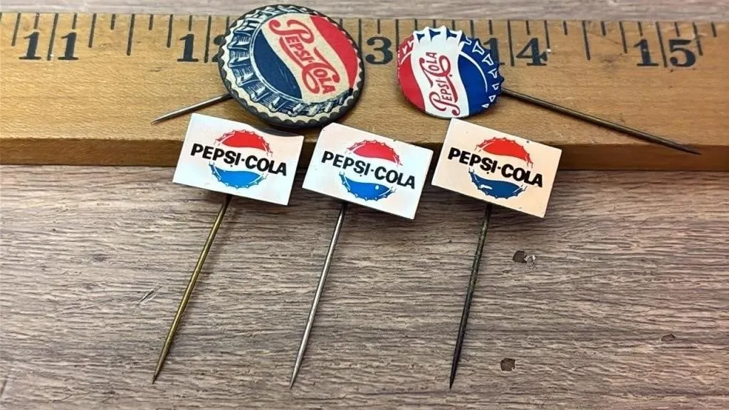 5 Vintage Pepsi Pins. *SC