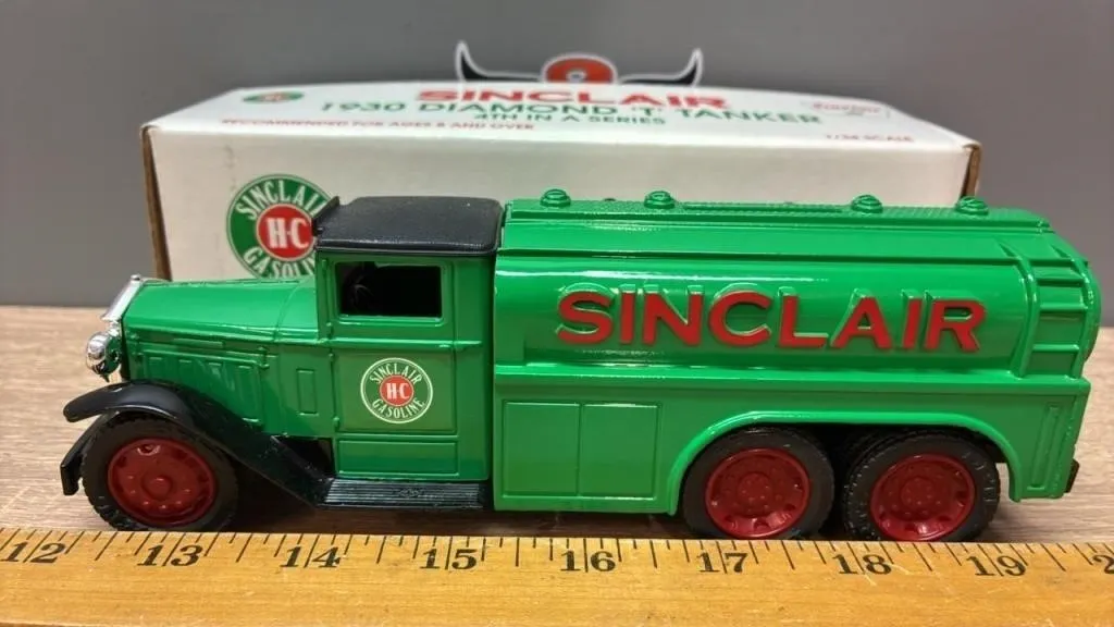 ERTL 1:34 Sinclair 1930 Diamond T Tanker Coin