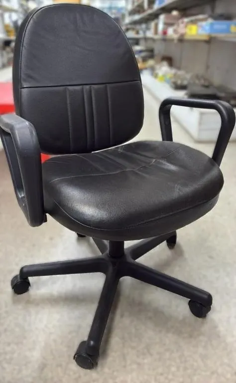Rolling Office Chair w/Manual Height Adjustment.