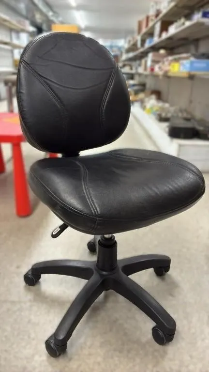 Rolling Office Chair w/Height Adjustment Lever.