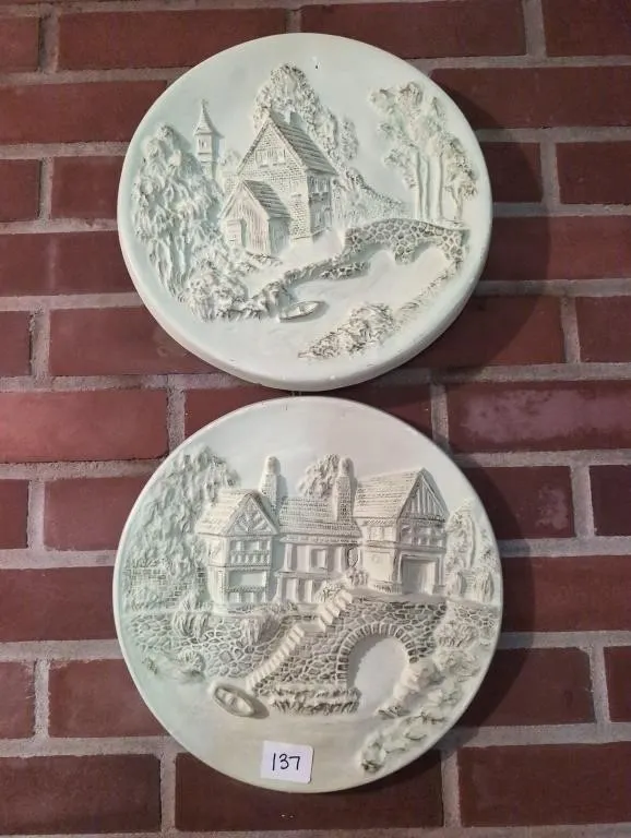 2 wall plaques