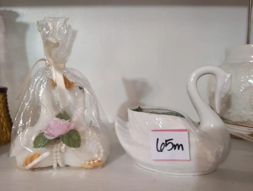 Mini swan and kissing ducks candle