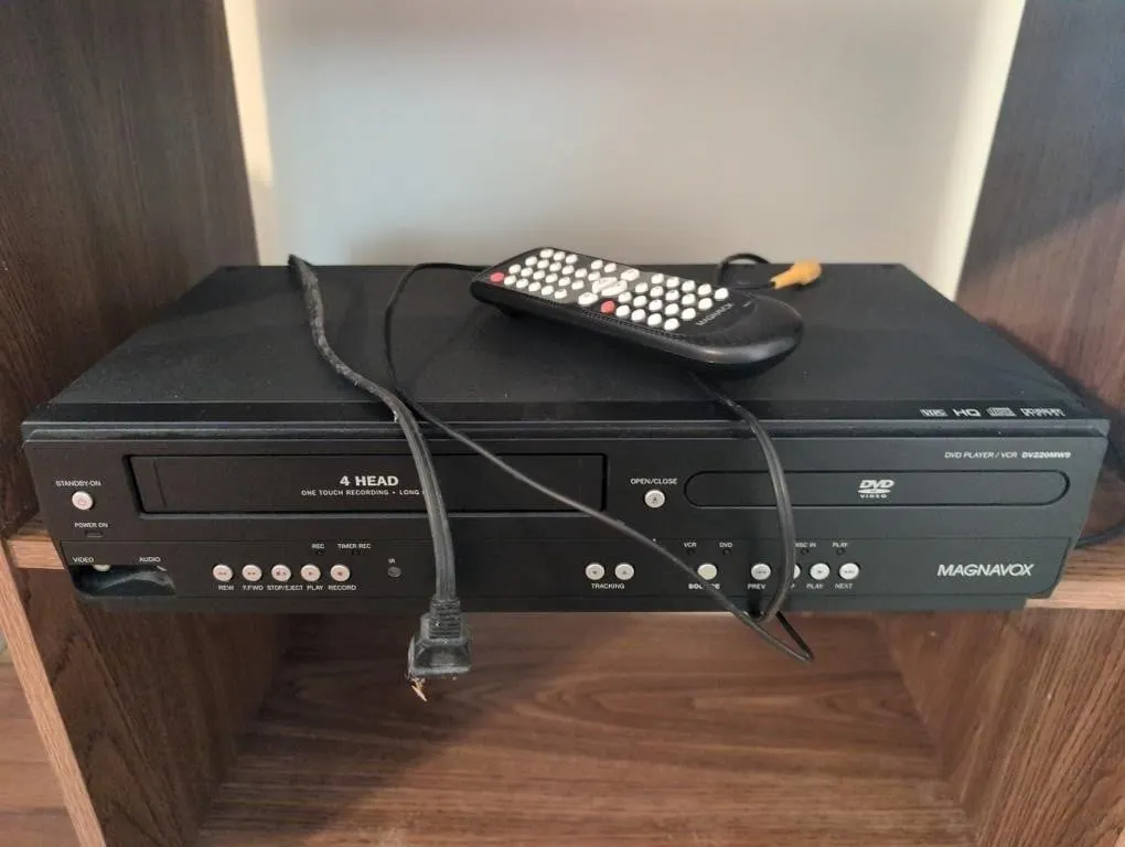 Magnavox VHS/DVD player w remote