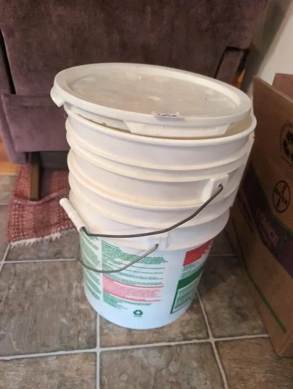 2 buckets, 1 lid