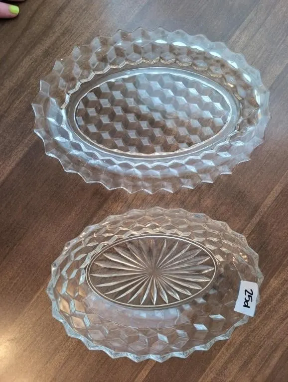 2 oval serving pieces