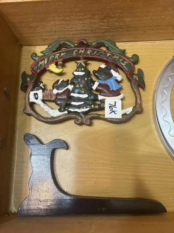2 pie crust Shields, Christmas trivet, plate