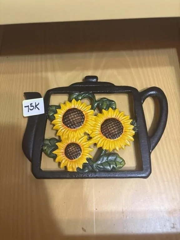 Metal sunflower trivet