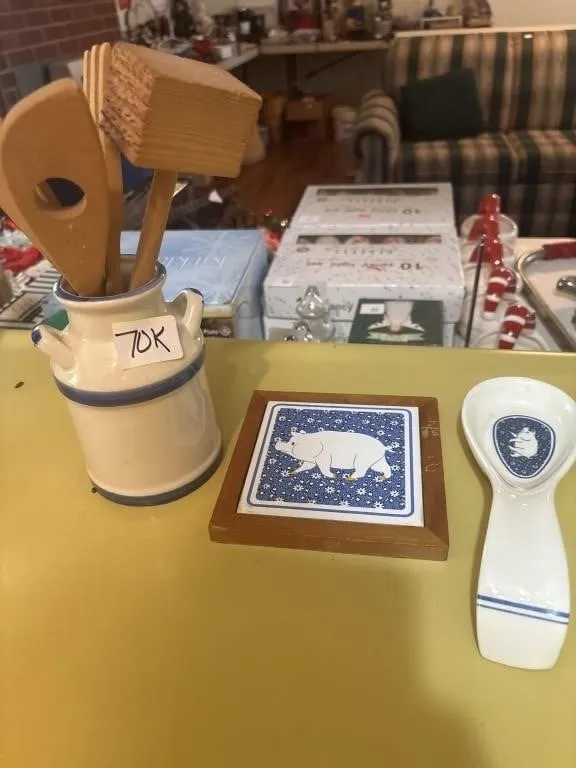 Blue pig kitchen decor set