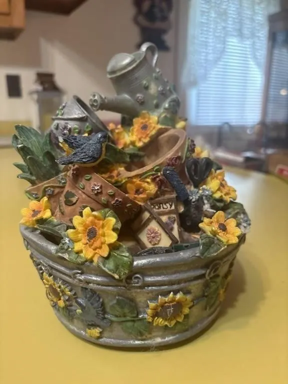8 inch watering can statue