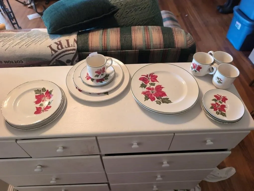 Cuthbertson poinsettia dishes 16pcs
