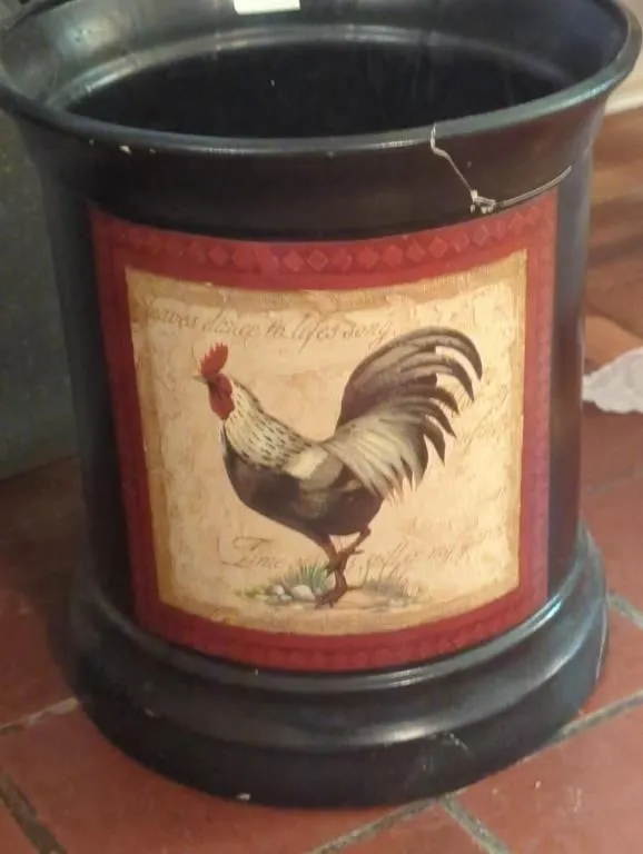 Rooster umbrella holder/crack on the side