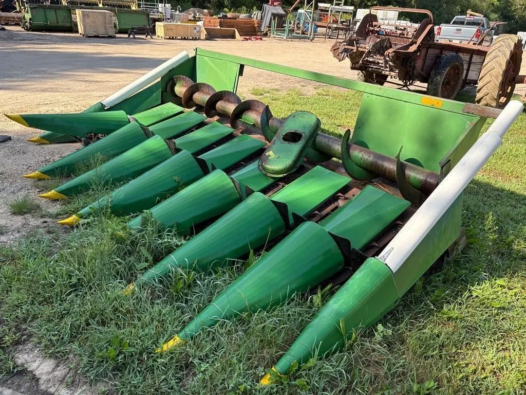 John Deere 8 row 20" corn head