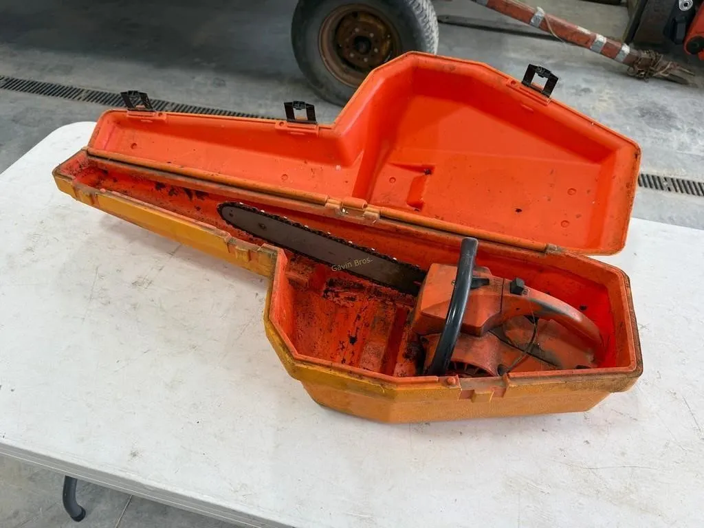 Chainsaw w/Husqvarna Case