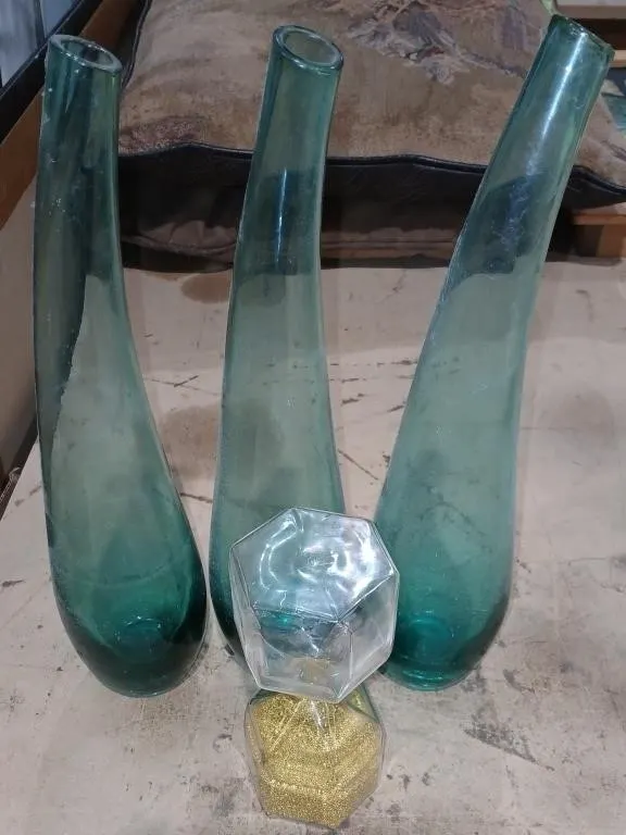 3 Glass vase's & Glass/Gold flip timer