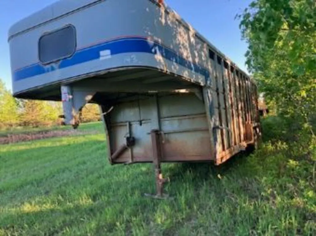 20 ft Gooseneck livestock trailer, Rear slider,
