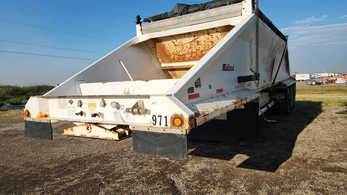 2005 Midland Mfg. Limited TRI/A Clam Dump