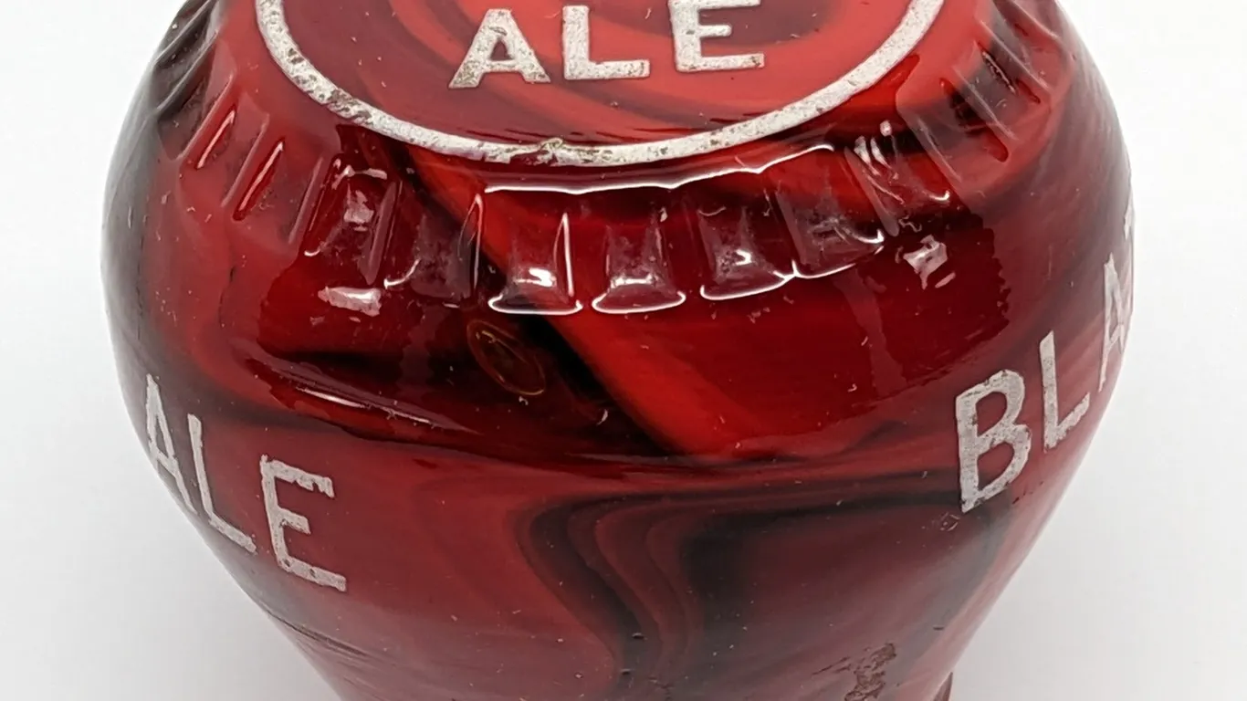 RED SLAG GLASS BALL TAP KNOB HANDLE BLATZ ALE BEER MILWAUKEE WISCONSIN (NEWMAN) (GLOWS UNDER BLACK LIGHT)