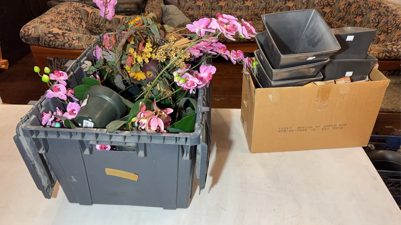 Vases/planters and Artificial Flowers
