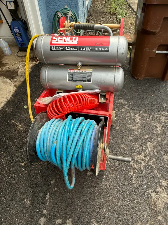 Senco PC1131 4.3-Gallon Twin-Stack Air Compressor with Hose Reel β