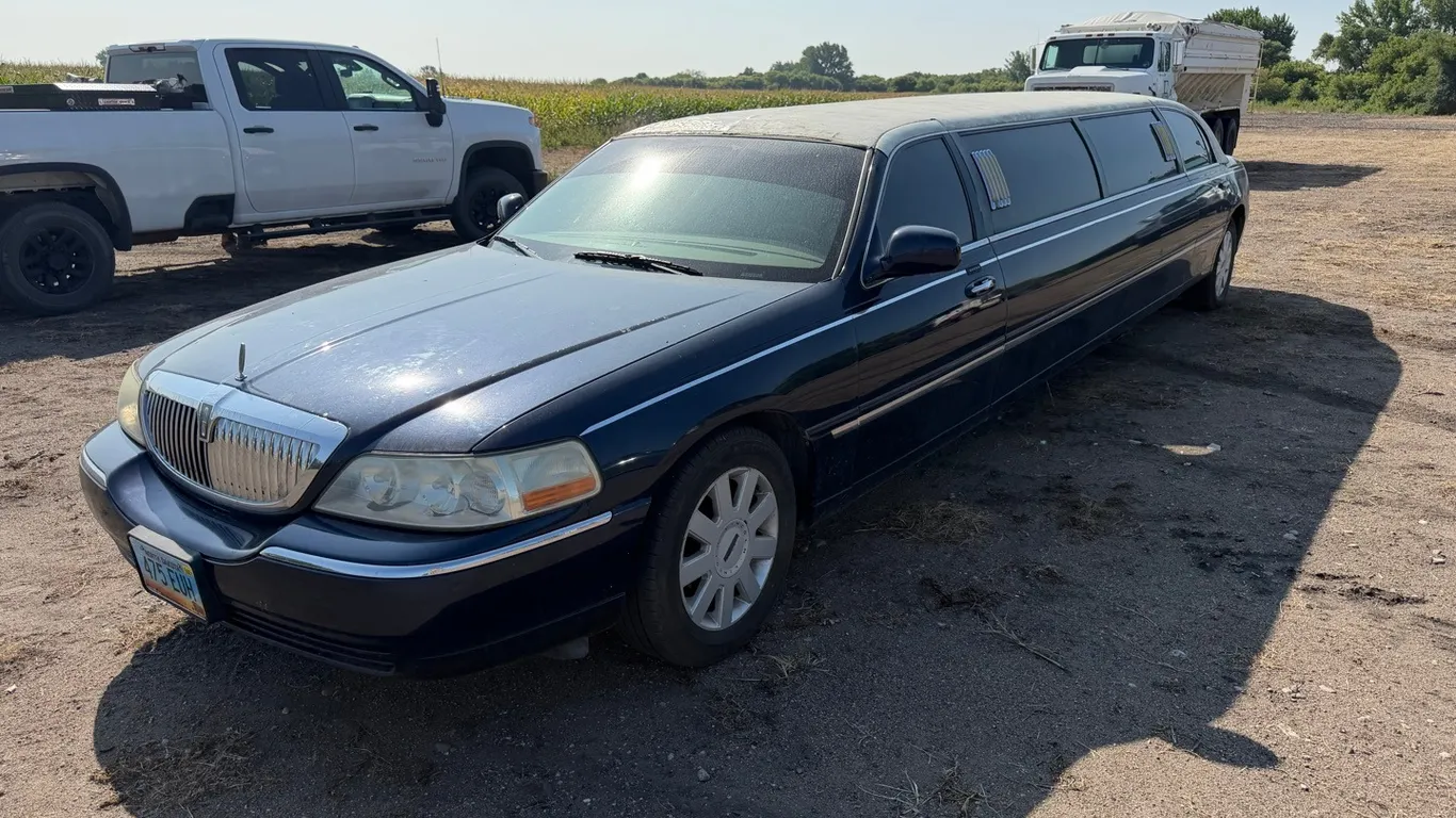 2004 Lincoln Town Car limousine
