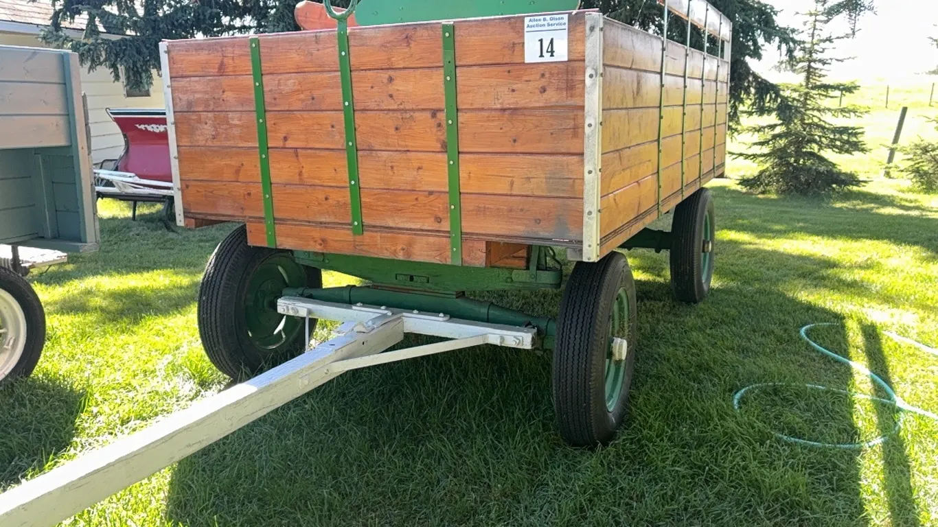 10' PARADE WAGON w/ BENCH SEATS