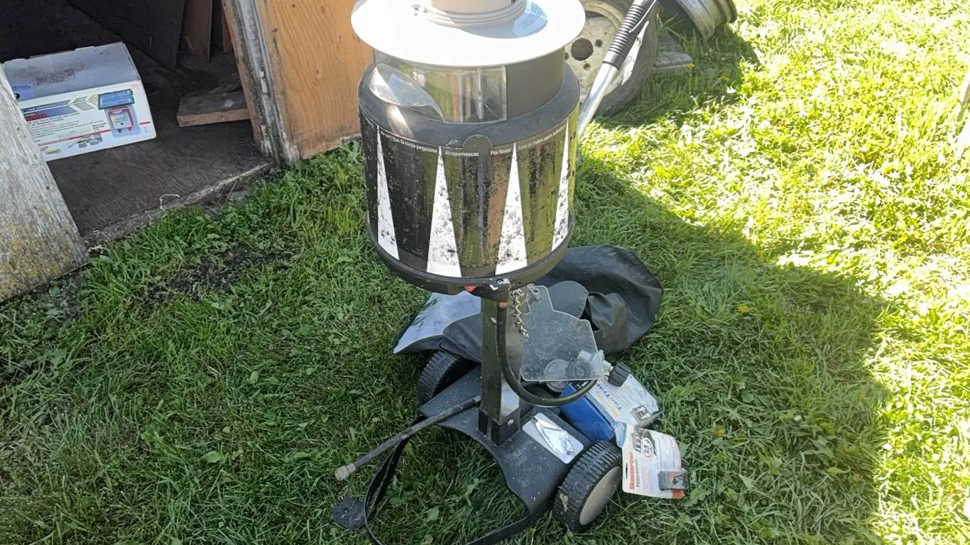 PROPANE SKEETER VAC w/ REPLACEMENT TRAPS & LURE