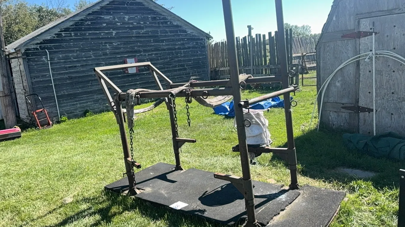 HORSE SHOE & HOOF TRIMMER STAND