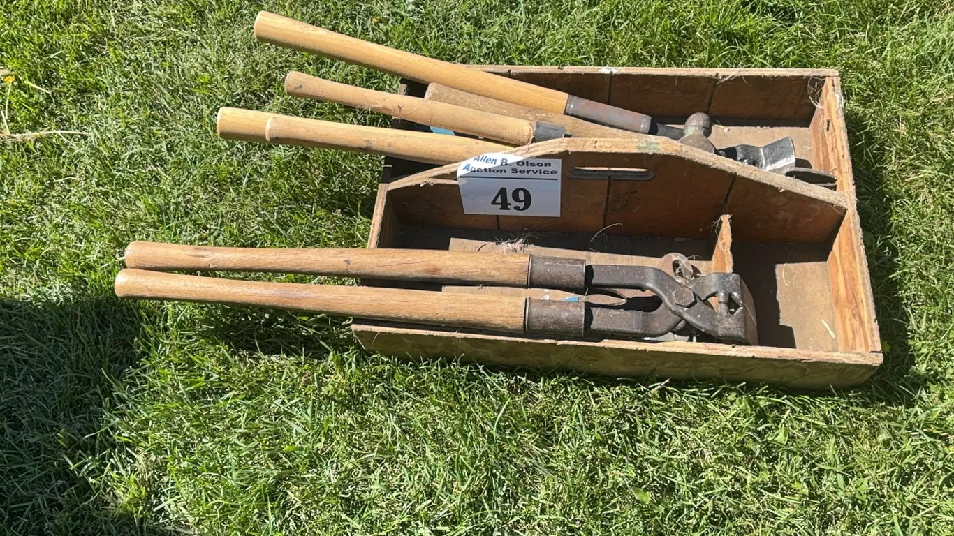 WOOD BOX OF HORSE HOOF TRIMMERS