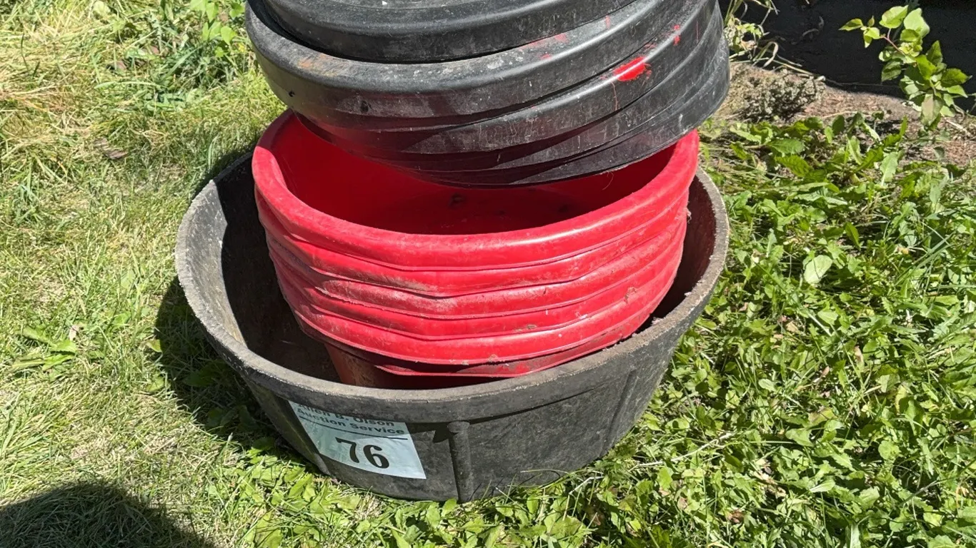 6 PLASTIC FEED TUBS w/ LIDS & 1 RUBBER FEED TUB