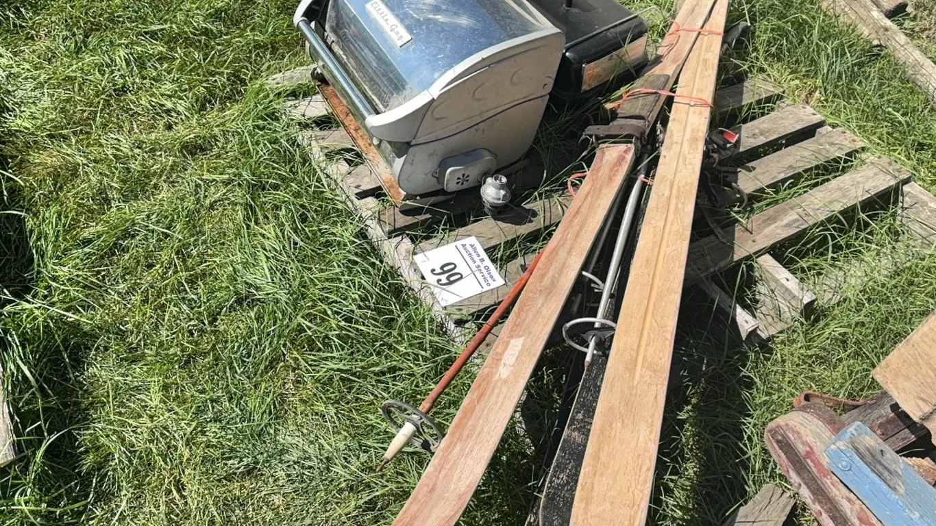 2 BBQS & ANTIQUE WOOD X COUNTRY SKIS