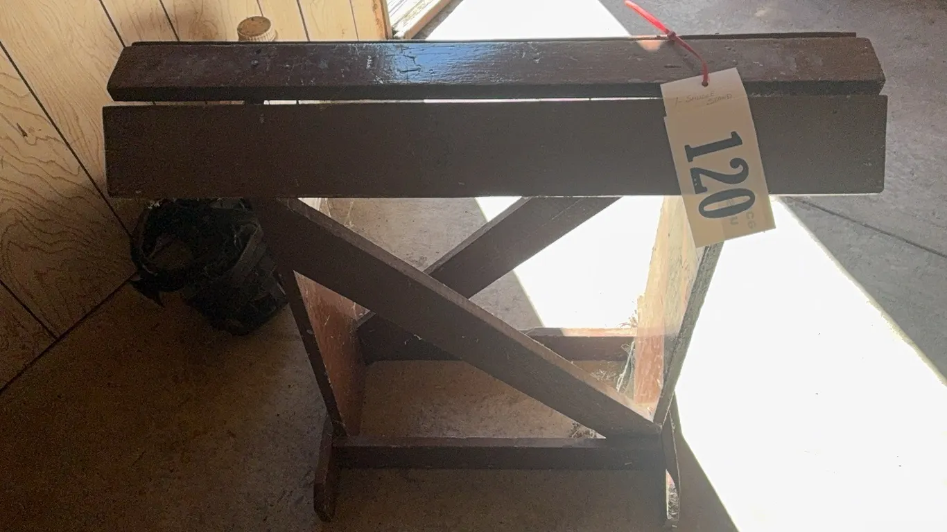 SADDLE STAND