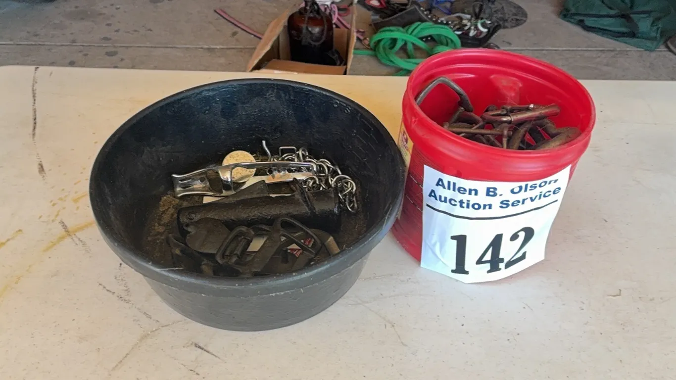 4QT PAN, ASSORTED HARDWARE, 1 WHIP HOLDER, 1 BUGGY POLE HOLDER