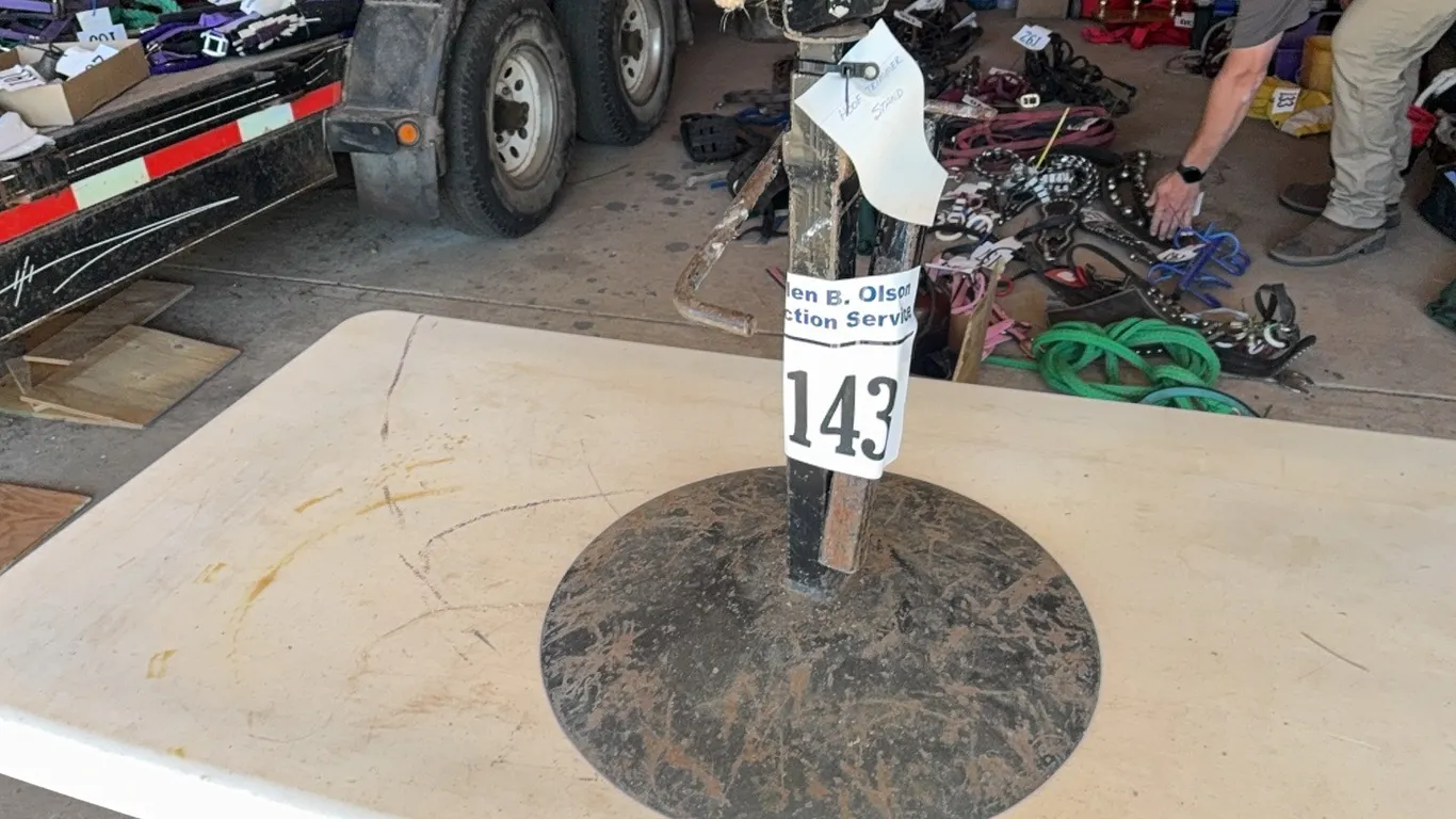 HOOF TRIMMER STAND
