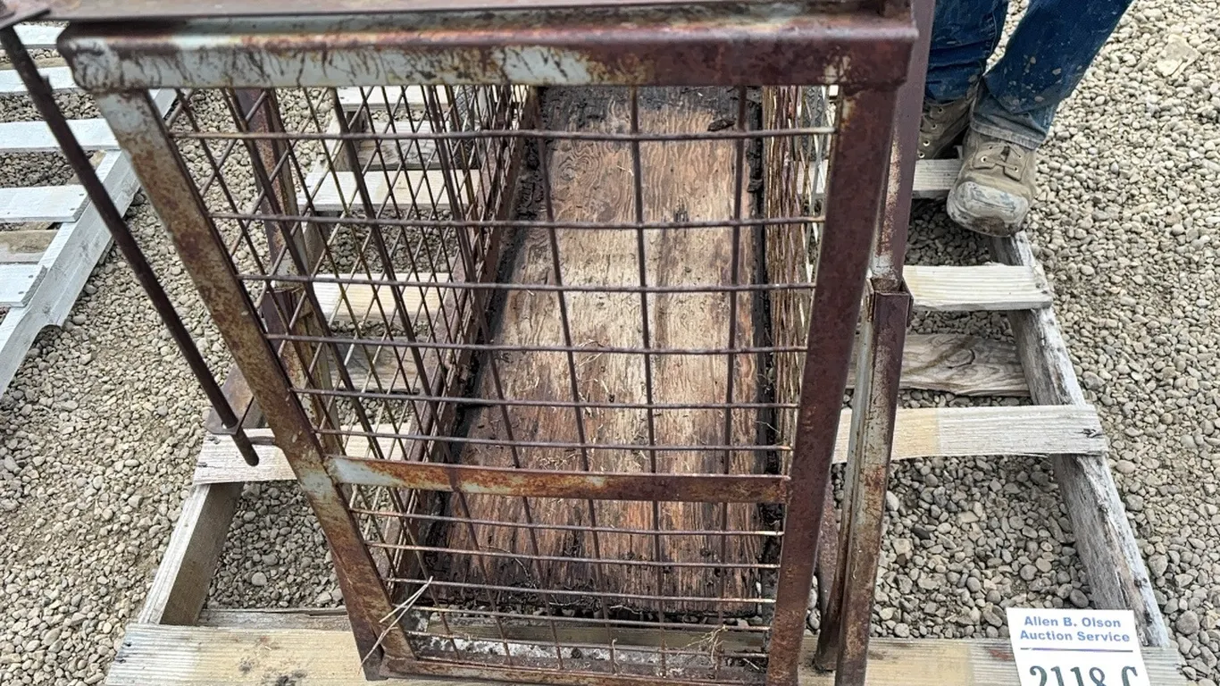 SHEEP & GOAT WEIGH CRATE w/ SCALE - SCALE HEAD IS LOCATED IN OFFICE