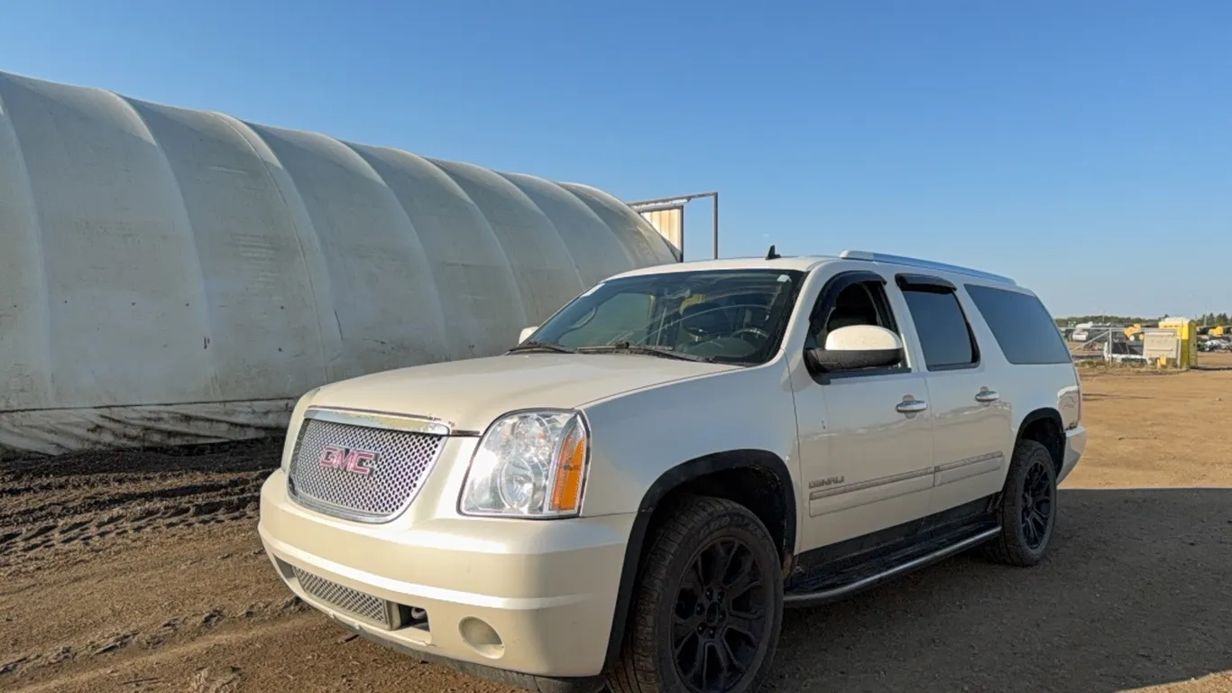 2011 GMC YUKON XL DENALI SUV - VIN: 1GKS2MEFXBR228842