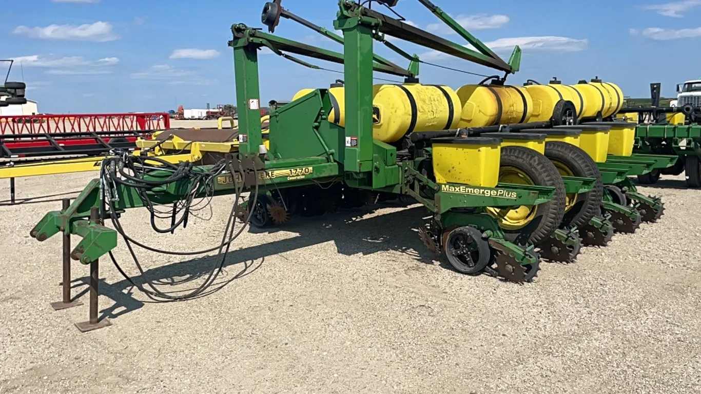 ID 0301 2002 John Deere 1770