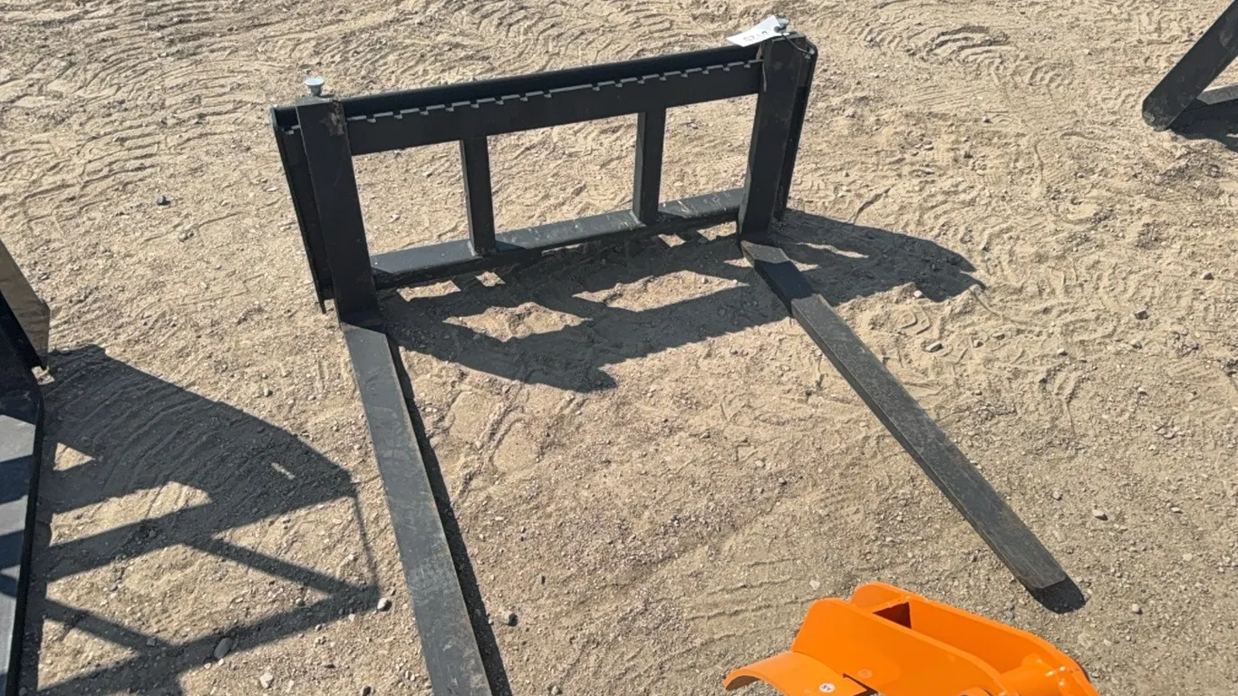 ID 0125 42in Skid Steer Pallet Forks