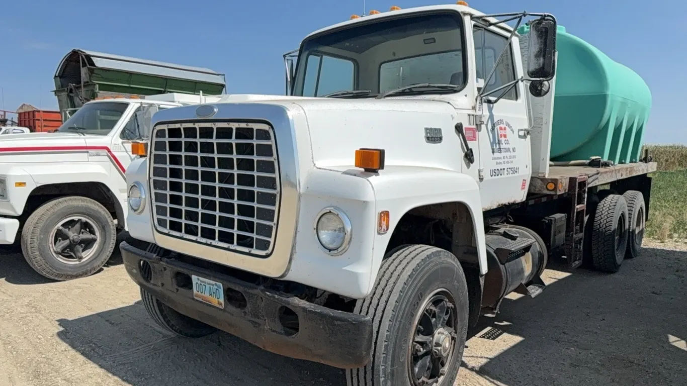 ID 4990 1985 Ford 9000 Truck w/Water Tank