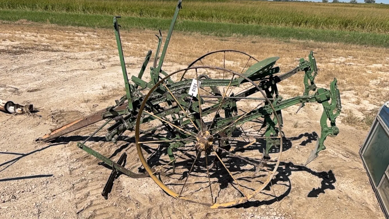 ID 0101 John Deere Horse Cultivator