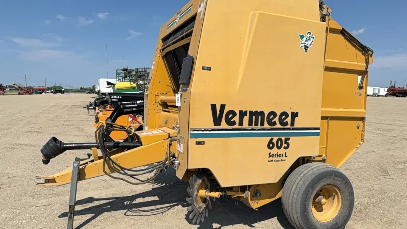 ID 0250 Vermeer 605L Round Baler