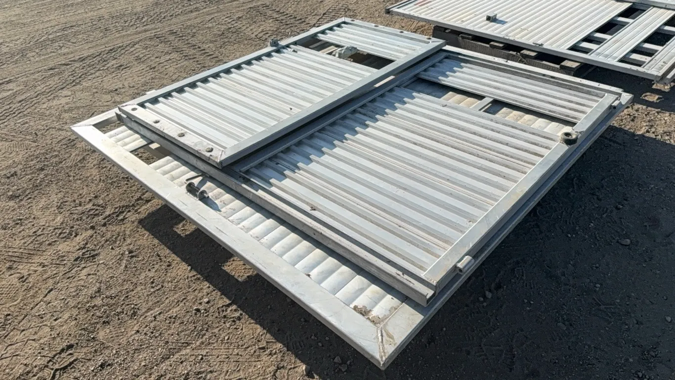 ID 0210 Alum Livestock Trailer Center Gates