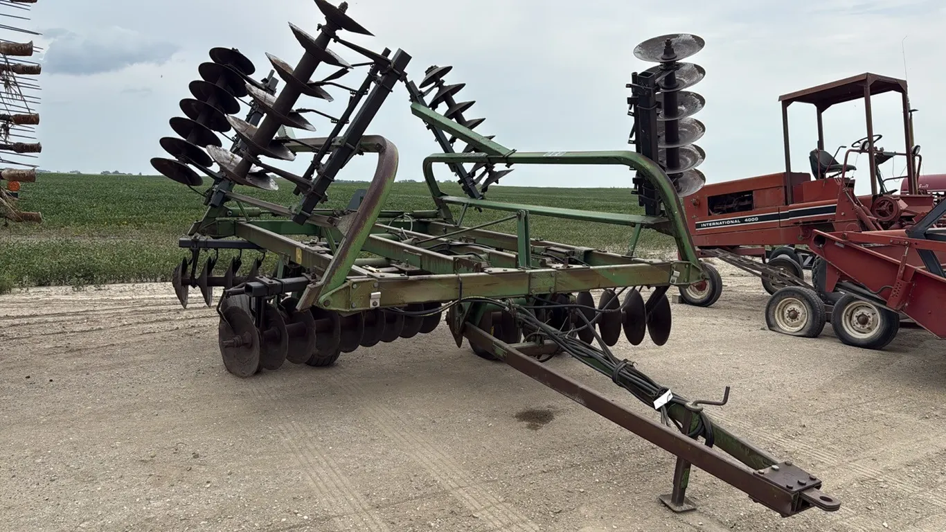 ID 0271 21ft John Deere 230 Disk