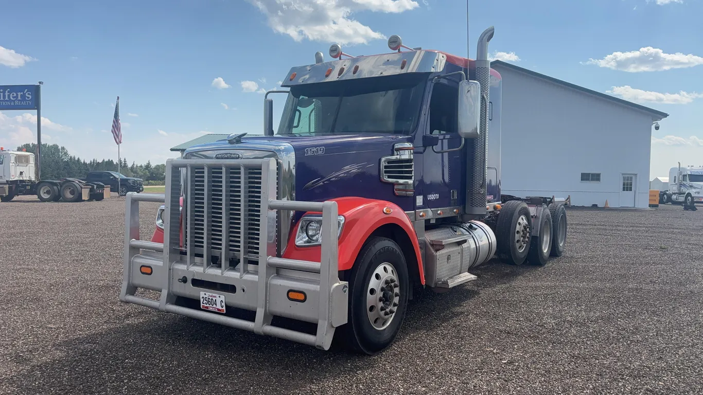 2015 Freightliner 122SD Semi